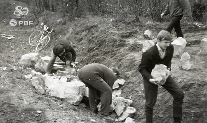 9 maja 1965 r. „Tablica obok miejsca straceń” - zdjęcia ze...