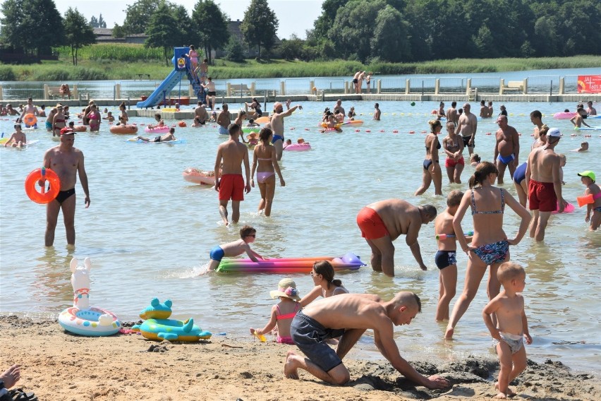 By zająć dobre miejsce pojawić się trzeba na plaży przed...