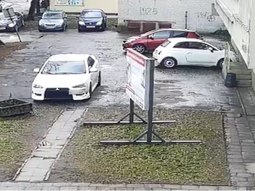 Policjanci szuka kierowcy i świadków kolizji na jednym z parkingów w Kaliszu. ZDJĘCIA