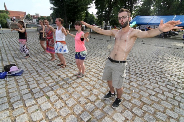 Zatańcz na Wyspie Słodowej 

Niedziela - godz. 18-20  - udział bezpłatny

Organizatorzy zapowiadają, ze projekt będzie realizowany w każdą kolejną niedzielę aż do końca sierpnia.

Można będzie m.in. nauczyć się podstawowych kroków tańców latynoamerykańskich, spróbować zumby, a także wziąć udział w zajęciach kids dance czy zabawie przy hitach muzycznych Mundialu. 

Zajęcia poprowadzi Robert Magiera ze szkoły tańca RM Dance.