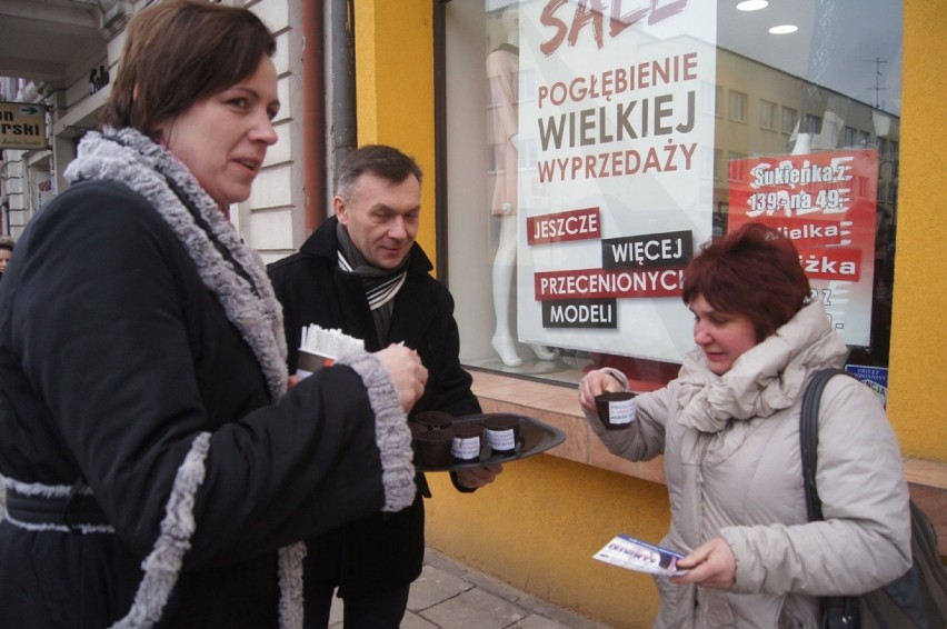 Wybory Radomsko 2016: Kawa i cukierki od Wiesława...