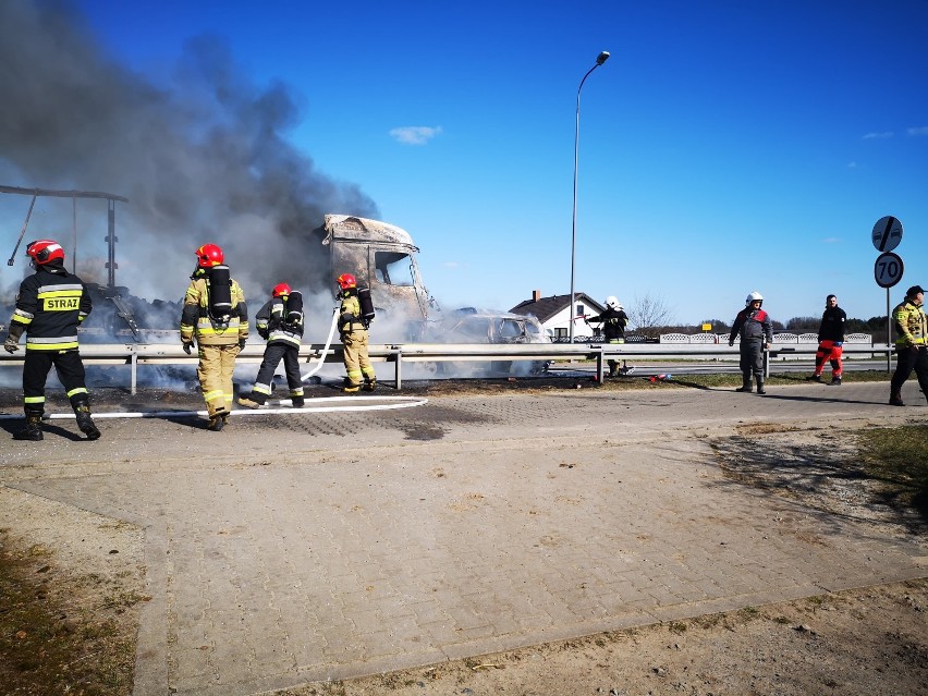 Wypadek samochodu ciężarowego i osobówki w gminie Skępe. Auta spłonęły