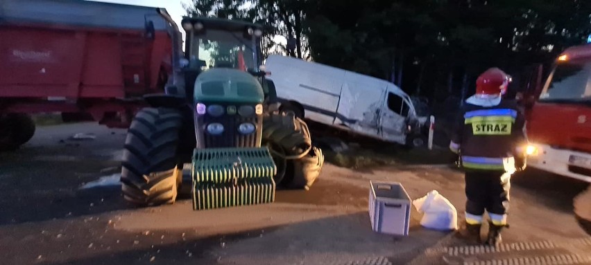 Gm. Obrzycko. Bus zderzył się z ciągnikiem rolniczym. Jedna osoba trafiła do szpitala