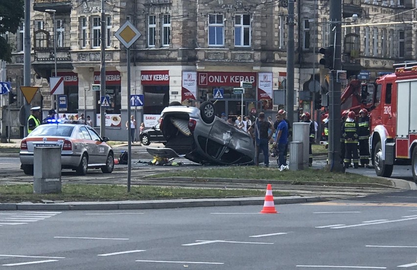 Auto dachowało na torowisku na pl. Kościuszki w Szczecinie [ZDJĘCIA]