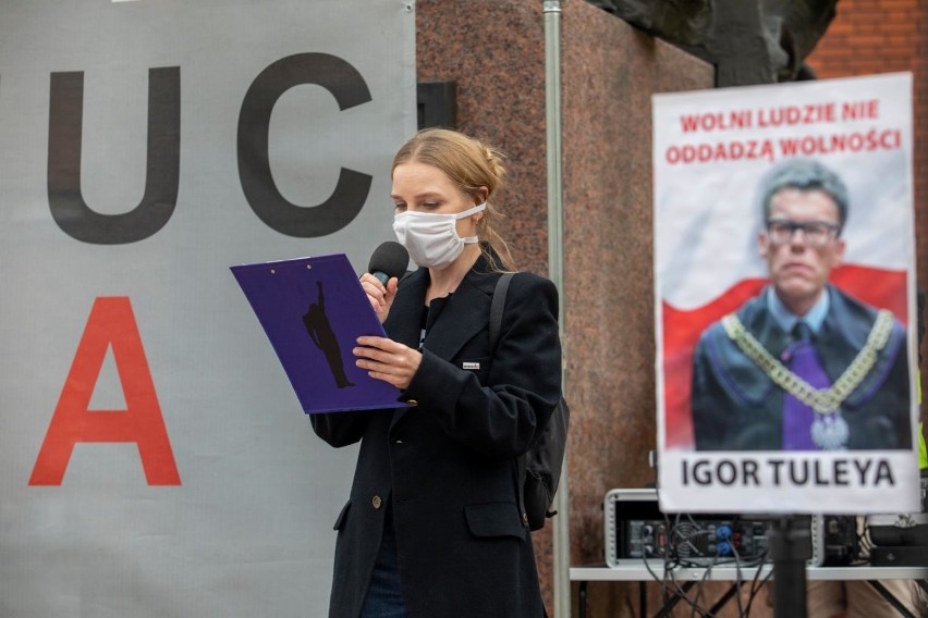 Bydgoszczanie uczestniczyli w pikiecie, by wspierać sędziego...