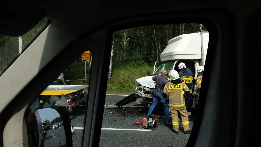 Wypadek na DK86 w Katowicach. Samochód dostawczy zderzył się...