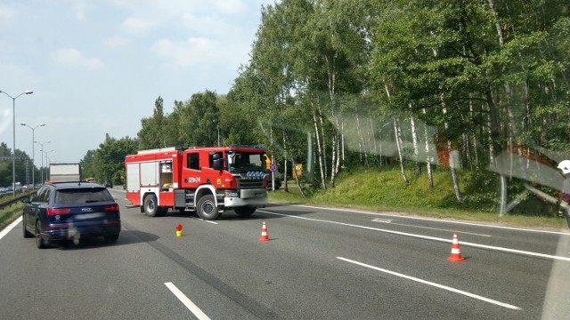 Wypadek na DK86 w Katowicach. Samochód dostawczy zderzył się z ciężarówką