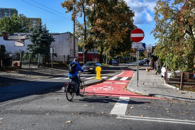 Kontrapas na ulicy Bełzy z poprawionym oznakowaniem - linii ciągłej dla rowerzystów już nie ma.