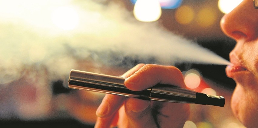 Elektronicznego papierosa nie zapalicie już w miejscu publicznym [sonda]