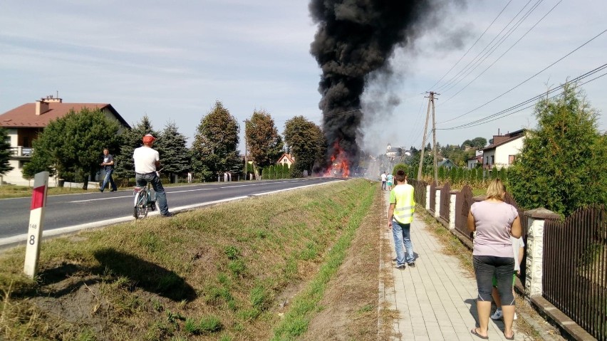 Pożar tira na drodze w Brzostku