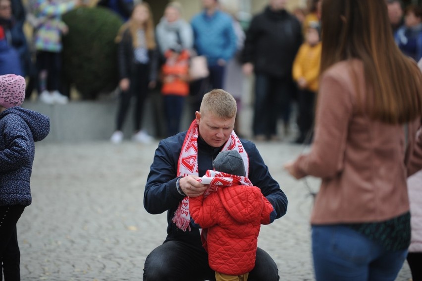 Niepodległościowe uroczystości w oleśnickim Rynku (ZDJĘCIA I FILMY)