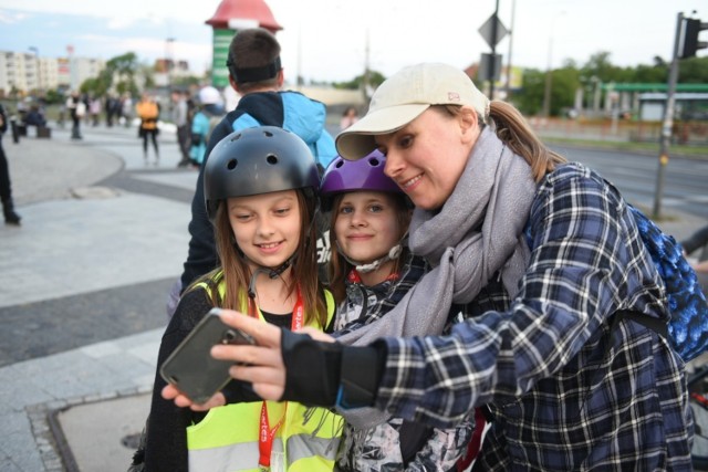 Tłumy rolkarzy wybrały się wczoraj (10.05) w nocną przejażdżkę ulicami Torunia w ramach imprezy pn. "Nightskating". 

- To nocny przejazd rolkarzy ulicami miasta, pozwalający spojrzeć na miasto z innej perspektywy i odmieniający na chwilę jego ulice w wesołą i bezpieczną przestrzeń. Jest to znakomita okazja dla mieszkańców, aby na chwile oderwać się od codziennych zajęć i wspólnie czerpać radość z tej formy rekreacji - piszą organizatorzy z Toruń Plaza.

Trasa przejazdu o długości 10 kilometrów wiodła przez: Toruń Plaza – Broniewskiego – Szosa Bydgoska – Pera Jonsona – Łukasiewicza – Okrężna –  Polna – Szosa Chełmińska – Bema – Broniewskiego – Toruń Plaza