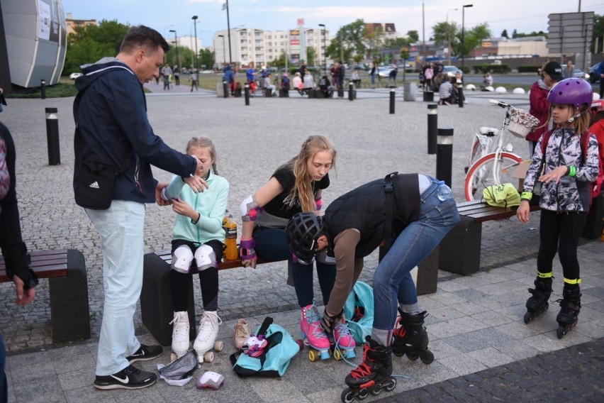 Tłumy rolkarzy wybrały się wczoraj (10.05) w nocną...