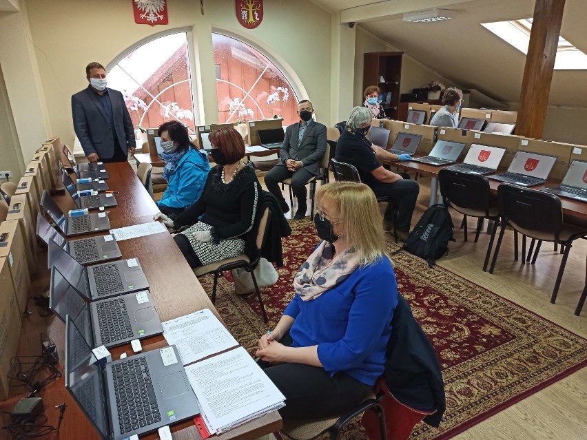 Szkoły z terenu gminy Osiek Jasielski dostały nowe laptopy. Gmina skorzystała ze wsparcia na nauczanie zdalne [FOTO]