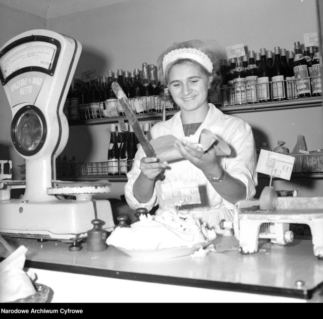 Sprzedawczyni Krystyna Golik krojąca mięso nożem w sklepie nr 621 przy ul. Suzina.