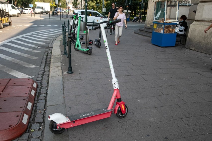 Hulajnogi nie pojadą chodnikiem? Nowe prawo już na wiosnę. Jak poruszać się hulajnogą w mieście teraz, a jak po zmianach? [11.09]