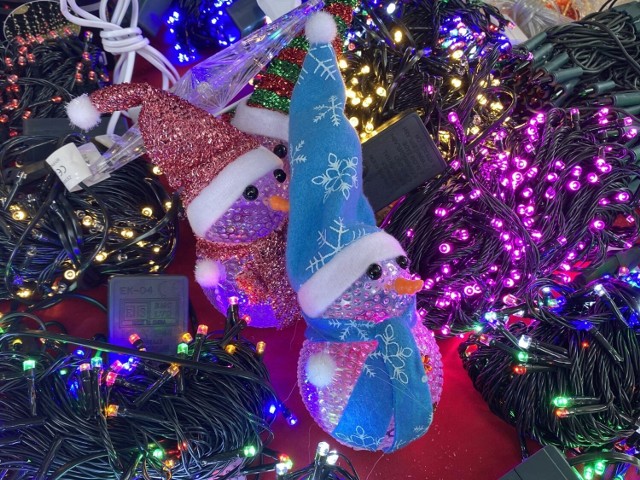 Na kieleckich bazarach pełno jest już ozdób bożonarodzeniowych. Zobacz, co można kupić >>>