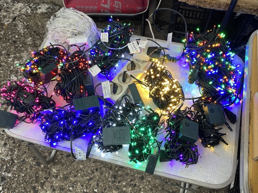Bożonarodzeniowe stroiki, kolorowe bombki, lampki, Mikołaje, renifery i inne świąteczne ozdoby na kieleckich bazarach. Zobacz zdjęcia