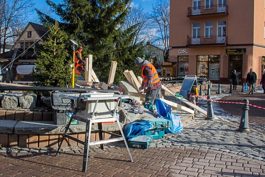 Zakopane. Naprawiają zniszczony most  na Krupówkach [ZDJĘCIA]