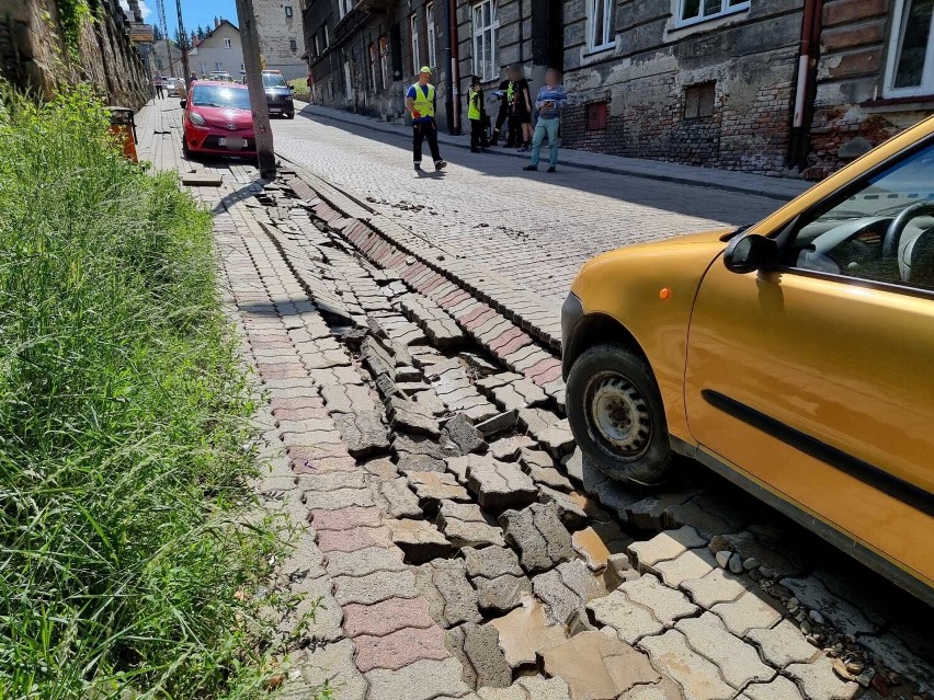 Awaria na ul. Basztowej w Przemyślu. Woda podmyła chodnik i "uziemiła" samochody [ZDJĘCIA]