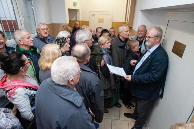 Polski Związek Emerytów, Rencistów i Inwalidów w Bydgoszczy wczasy wypoczynkowe dla seniorów organizuje od kilkunastu lat. W tym roku wśród wycieczek krajowych do wyboru są: Mrzeżyno, Krynica Morska, Rowy, Ustronie Morskie, Jarosławiec, Władysławowo, Karwia i Jastrzębia Góra.

Wczoraj w siedzibie PZERiI przy ul. Czartoryskiego rozpoczęły się zapisy. Jak mówi Zdzisław Tylicki, prezes Polskiego Związku Emerytów, Rencistów i Inwalidów, chętnych z roku na rok przybywa. - Tylko dziś przyjęliśmy około 350 osób. Szczególnym zainteresowaniem cieszyły się Jarosławiec, Jastrzębia Góra, Władysławowo i Rowy – mówi Zdzisław Tylicki. Zapewnia także, iż jest jeszcze sporo wolnych miejsc. Zapisywać się można codziennie w godz. 9-15, w siedzibie PZERiI.

Za tydzień rozpoczną się także zapisy na wczasy zagraniczne. W tym roku oferta obejmuje, m.in., wyjazdy do Włoch, Czarnogóry czy Drezna wraz ze Szwajcarią i Saksonią oraz „Paryskie pejzaże z Brukselą”.

Śmierć Pawła Adamowicza jednoczy kraj, Polacy mówią "Stop Przemocy!"

źródło: TVN/x-news