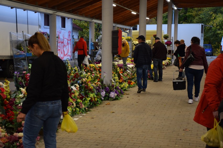 Targowisko w Obornikach. Oborniczanie na zakupach przed Wszystkimi Świętymi