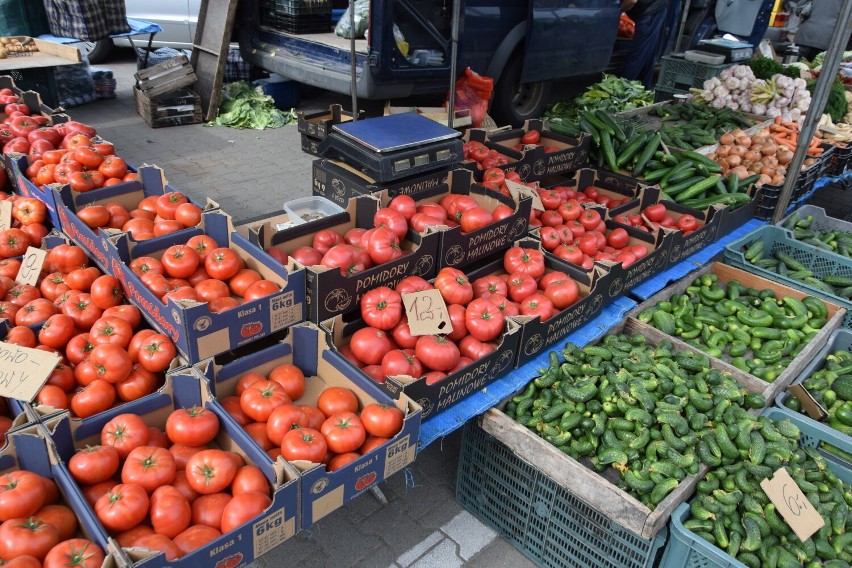 Świeże warzywa i owoce na wieluńskim targowisku. Zobaczcie co i w jakich cenach można kupić 