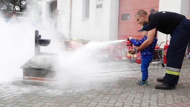 Wspólnymi siłami przygotowano dla dzieci z całej gminy wiele atrakcji i pomimo niesprzyjających warunków atmosferycznych niemal wszystkie udało się zrealizować. Dzieci nie miały ani chwili przerwy od zabawy. Bogaty program artystyczny przeplatany był licznymi zabawami, konkursami czy animacjami. 

Część artystyczną wypełniły pokazy taneczne zespołów "Imagination" oraz "Swing". Swoje umiejętności zaprezentowała również grupa capoeiry. Pod koniec pałeczkę przejęli strażacy, Krzysztof Glazik zaprezentował starszym i młodszym, jak bezpiecznie reagować w razie wybuchu pożaru, natomiast przedstawiciele Młodzieżowej Drużyny Pożarniczej pokazali, jak udzielać pierwszej pomocy. 

Poza licznymi pokazami na dzieci czekała moc atrakcji i różnych zabaw. 

Już na wejściu dzieci mogły wymalować sobie buźki, otrzymać kolorowe balony w fantazyjnych kształtach, czy poskakać w basenie z kulkami. Na młodszych czekały także zabawy z chustą animacyjną, natomiast starsze chętnie uczestniczyły w konkursach, w których mogły wygrać nagrody. Poza tym można było wykonać bajkowe zdjęcie z Kubusiem Puchatkiem oraz Prosiaczkiem. Nie zabrakło megabaniek mydlanych czy łakoci. - Wyjątkową atrakcją tego dnia były animacje przeprowadzone przez zaproszonych szczudlarzy - mói Monika Januszewska, dyrektorka domu kultury w Lubiewie. - Już niedługo wakacje, w związku z czym Biblioteka Centrum Kultury i Promocji Gminy Lubiewo przygotowuje dla najmłodszych mieszkańców gminy kolejne atrakcje.