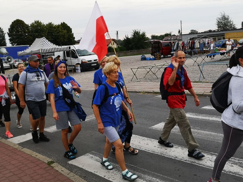 Pielgrzymka z Dzierżaw w drodze na Jasną Górę. Po noclegu w Szadku przez Zduńską Wolę