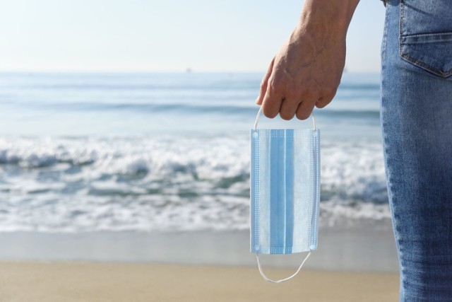 Mandat za brak maseczki i niezachowanie dystansu na plaży? Tak wygląda to nad Bałtykiem.