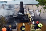 W Bieśniku spłonął drewniany dom. Mieszkańcom udało się uciec z pożaru