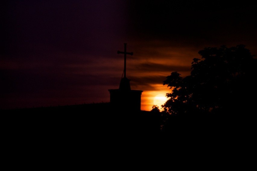 Zaćmienie księżyca 15 Czerwca 2011 nad Kościołem św....
