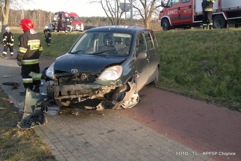Wypadek w Chojnicach: Auto dachowało i stoczyło się ze skarpy [ZDJĘCIA]