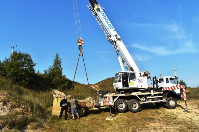 Przewieziony kochbunkier waży 13 ton i dotąd niszczał w zaroślach. Teraz można już go zwiedzać