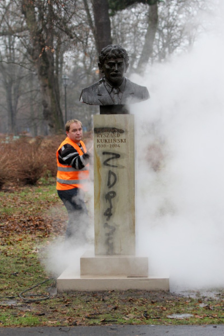 Zniszczono pomnik pułkownika Kuklińskiego, który znajduje...