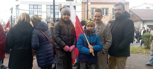 Święto Niepodległości 2023 w Jędrzejowie. W 105. rocznicy odzyskania przez Polskę niepodległości udział wzięli liczni mieszkańcy z całymi rodzinami