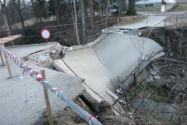 Zawalił się most w Lipnicy Wielkiej [ZDJĘCIA]
