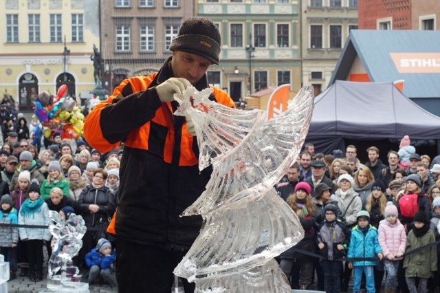 Rzeźby lodowe w Poznaniu. Na Starym Rynku można już oglądać pierwsze dzieła