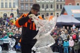 Rzeźby lodowe w Poznaniu. Na Starym Rynku można już oglądać pierwsze dzieła! [ZDJĘCIA]