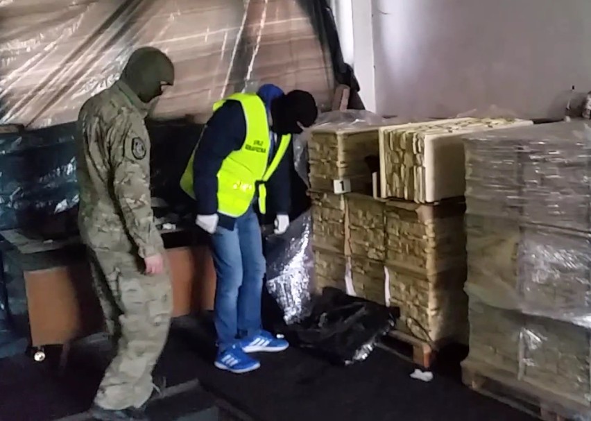 Narkotyki były ukryte w importowanych z Hiszpanii donicach...
