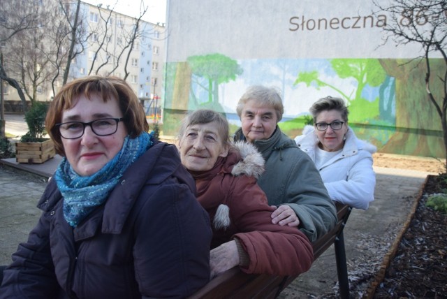 O podwórko dbają m.in. Henryka Nowicka (z przodu), Alina Węg-rzyn (z lewej), Kazimiera Szuba (z prawej) i Mariola Falkowska.