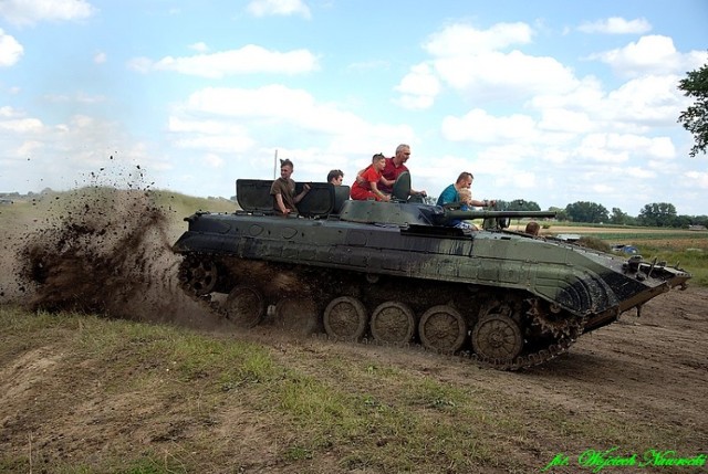 Uczestnicy Zlotu w czasie dynamicznej przejażdżki Bojowym Wozem Piechoty