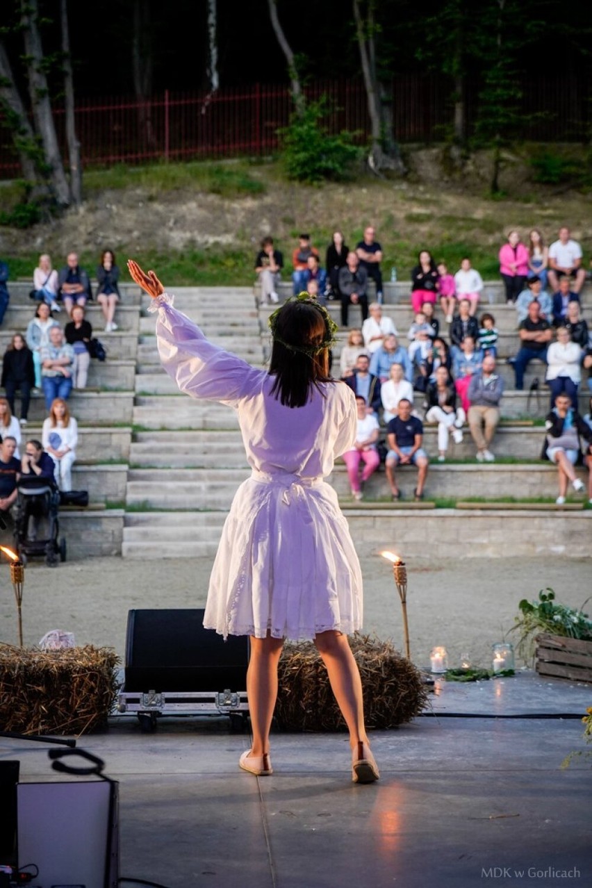 Sękowa. Koncert w amfiteatrze w Wapiennem, ukwiecony Gminny Ośrodek Kultury, czyli iście wakacyjny klimat w uzdrowiskowej gminie