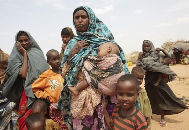 Klęska głodu w Rogu Afryki zbiera krwawe żniwo (http://www.flickr.com/photos/oxfameastafrica/5974213297/in/photostream/)