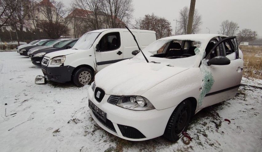 Zdemolowane wraki na parkingu przy ul. Batorego w Piotrkowie