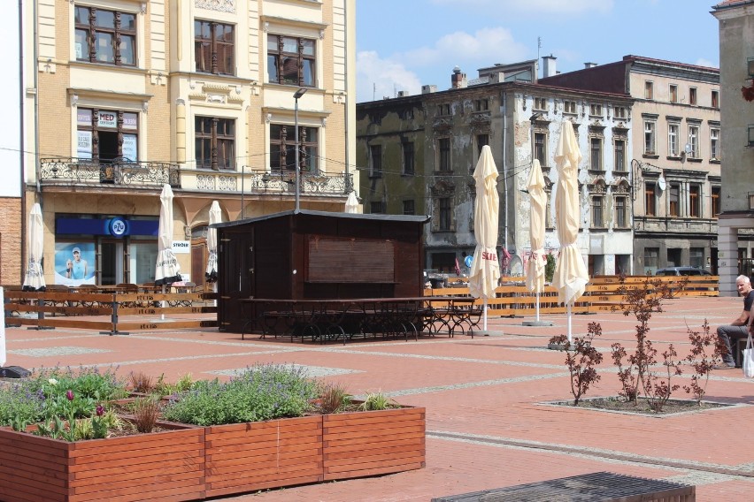 Na rynku w Bytomiu pojawiły się już ogródki letnie....