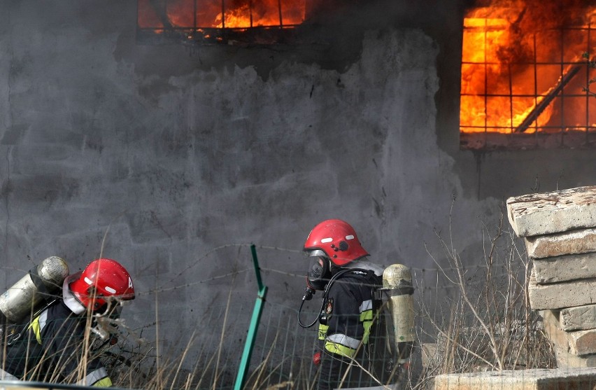 Pożar hali w Gdyni: Spaliła się hala przy Vistalu (okolice ul. Hutniczej) ZDJĘCIA Z AKCJI