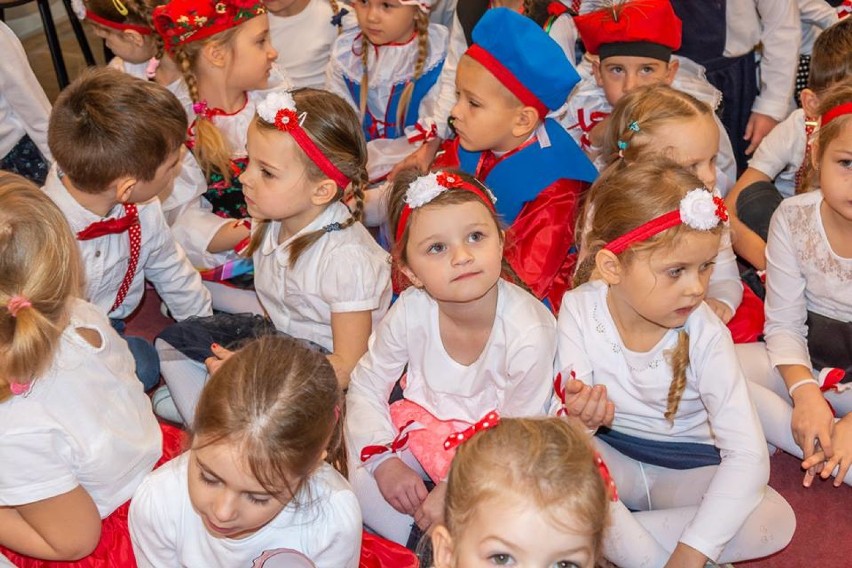 Przedszkolaki śpiewały hymn Polski w bibliotece 