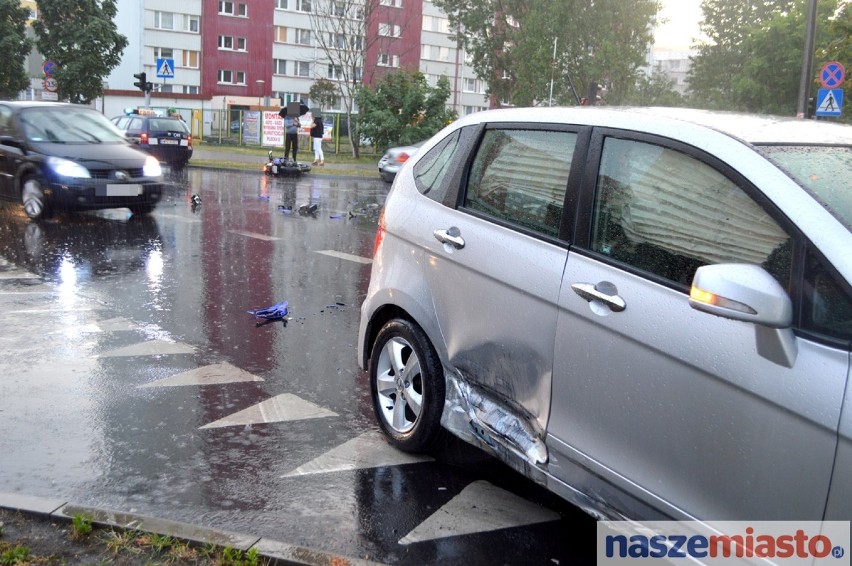 Wypadek na skrzyżowaniu Kaliska - Zbiegniewskiej. 2 osoby w szpitalu [WIDEO, ZDJĘCIA]