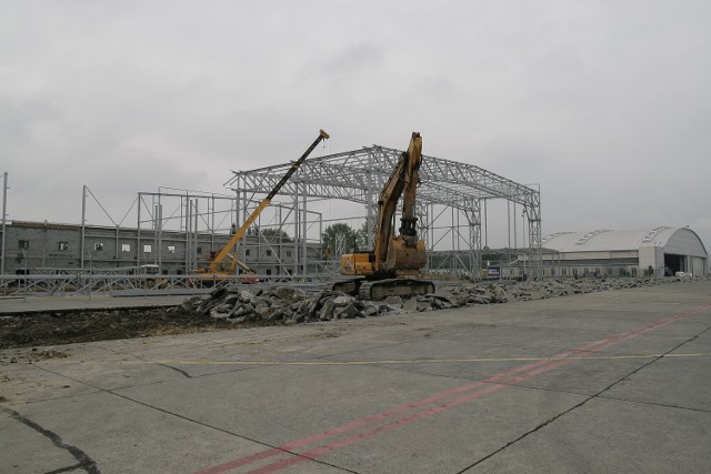 Razem z modernizacją pasów postojowych i dróg kołowania w Pyrzowicach trwa budowa nowego hangaru technicznego (w tle widoczna już jest jego konstrukcja)